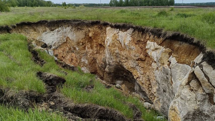 Добро пожаловать в ад: в Челябинской области появилось гигантское отверстие в земле