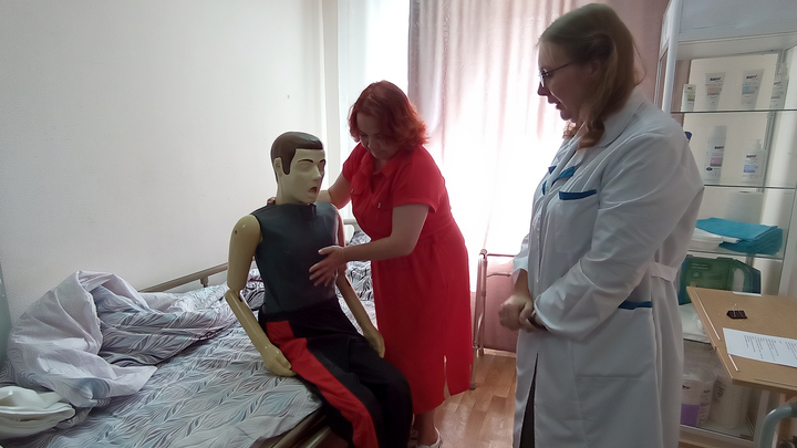 Более 2500 жителей Новосибирской области обучились уходу за пожилыми и инвалидами в 2022 году