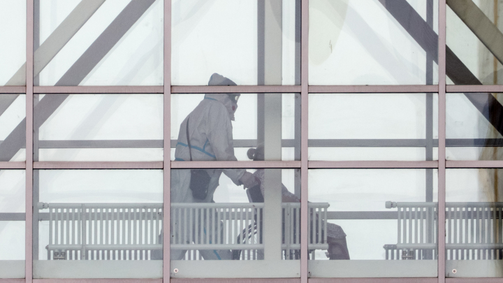 В стационаре больницы в Свердловской области пациенты с ковидом и пневмонией замерзают в палатах