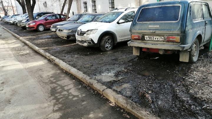 В Челябинске водители экономят 50 рублей и ставят машины на новые газоны