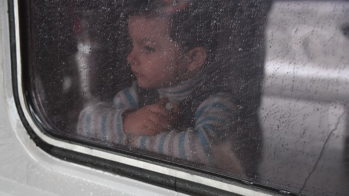 Кидают гранаты во дворы, отбирают детей: Киев приказал вывезти русское население Херсонщины