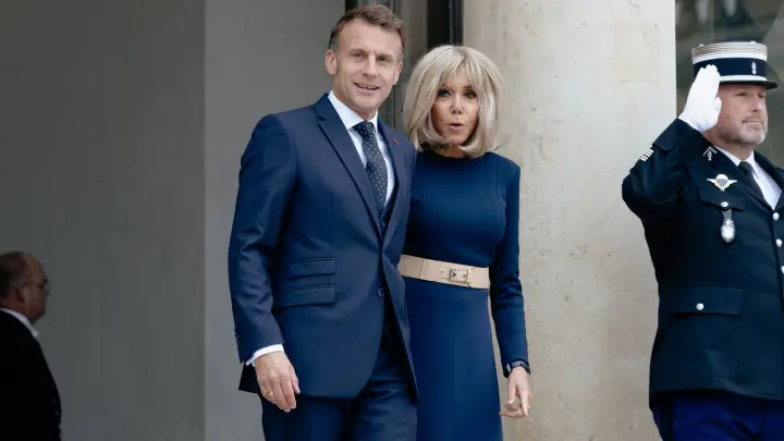 Жена Макрона беспокоится из-за оттопыривающихся брюк – Daily Mail