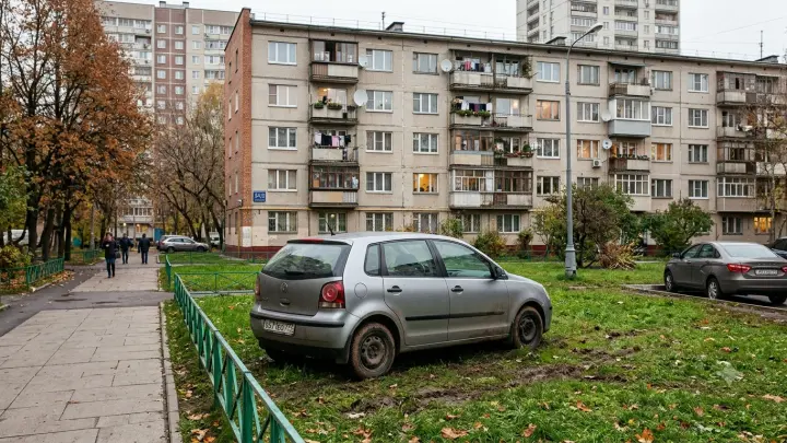 Новые штрафы за парковку во дворах и на газонах ввели в Подмосковье