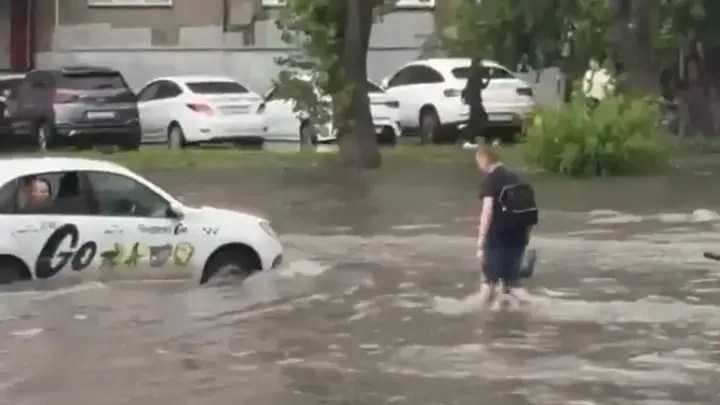 Машины по капот в воде: сильнейший ливень в Челябинске затопил парковку
