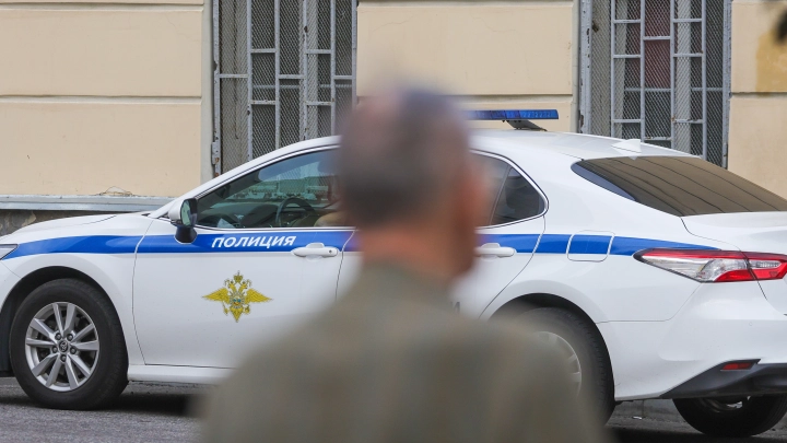 Нападение на полицейских в Москве: Неизвестный достал нож и бросил коктейль Молотова. Что известно к этой минуте