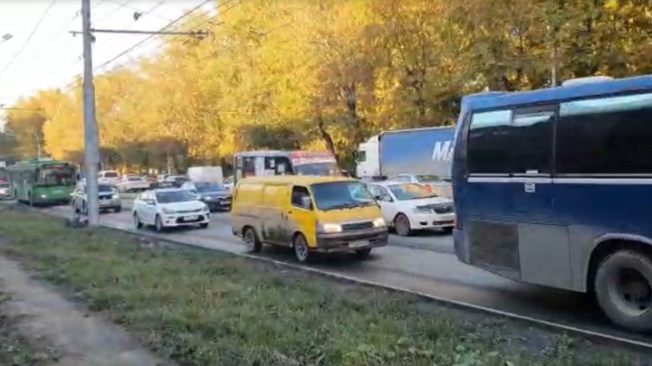 Новосибирцы встали в огромную пробку из-за ремонта на улице Сибиряков-Гвардейцев
