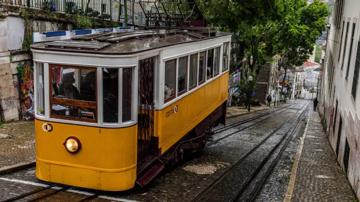 Погибших 17, пострадавших до сих пор не посчитали: Новые данные о сходе с рельсов фуникулёра в Лиссабоне