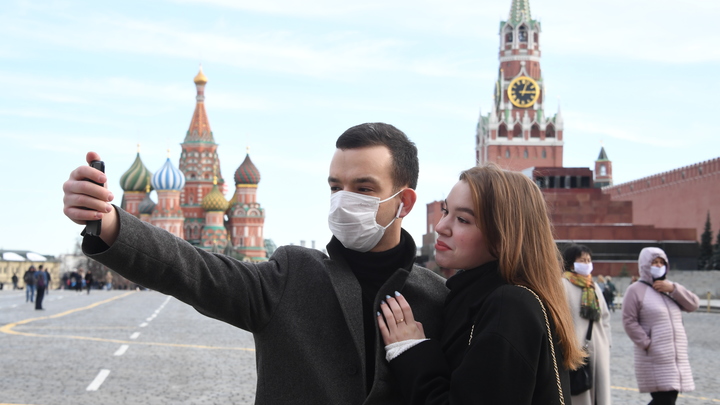 Провоцирует рак? Эксперт рассказал, как безопасно спать рядом со смартфоном