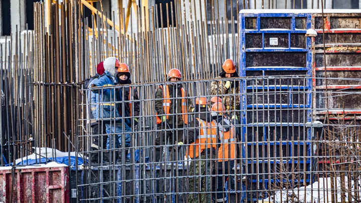 В Самаре нашли труп неизвестного в душевой строителей новой инфекционной больницы