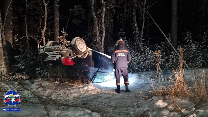 На Бердском шоссе автомобиль улетел в кювет и перевернулся