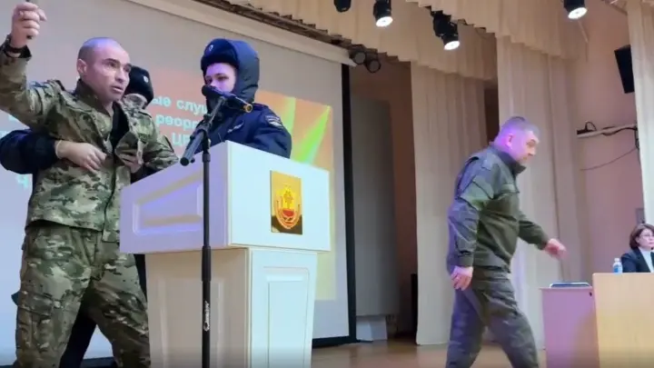 Я должен говорить под конвоем?: слушания закончились конфликтом с ветераном СВО