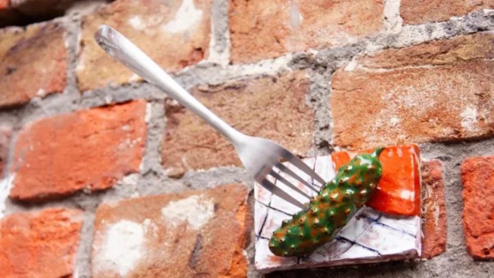 Призрак столовой в Балашихе угощает посетителе соленым огурцом и граненым стаканом