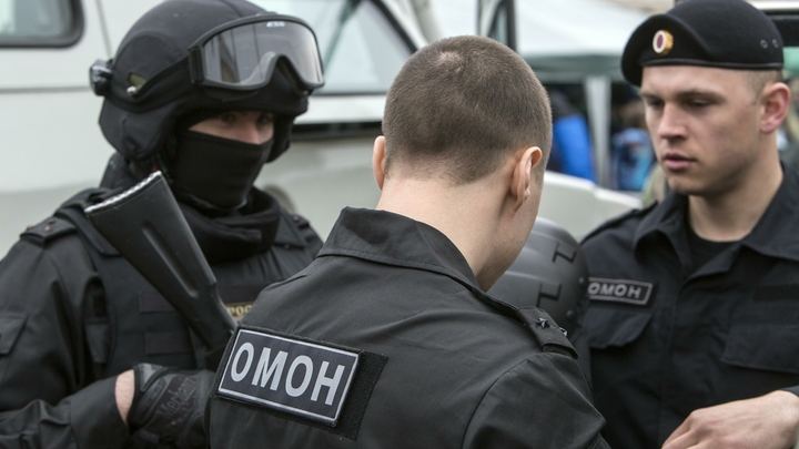 В аэропорту Махачкалы слышна стрельба. Толпа бросается на спецназ