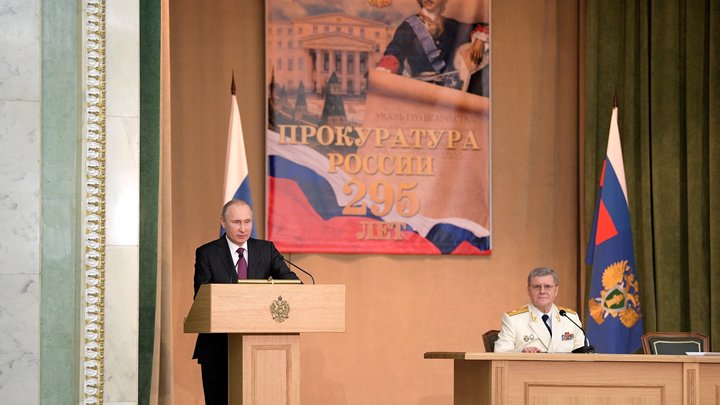 Знает узкий круг посвящённых. Отставка Чайки лишь подтвердила правило, объединяющее всех конспирологов