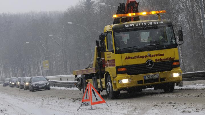 Спасатели вытащили женщину из смятого автомобиля после ДТП в Новосибирске