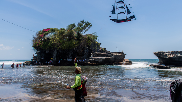 Белые опять это делают… Депортировать их: Прыгнувший в океан на мопеде блогер выслан с Бали