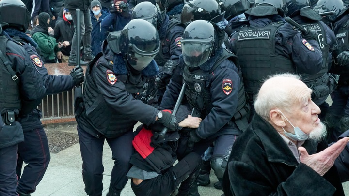 Кто толкает людей под дубинки: Гаспарян объяснил спешку соратников Навального