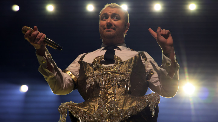 Педофилы поднимают голову. Небинарный певец Сэм Смит сделал тату с голым мальчиком на каблуках