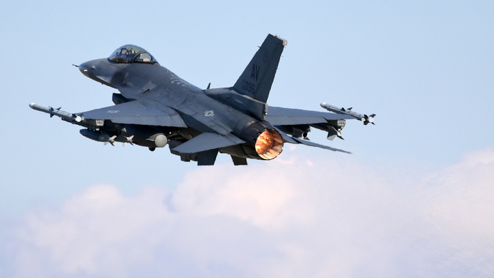 В Independent объяснили, почему поставка F-16 на Украину сыграет на руку Путину