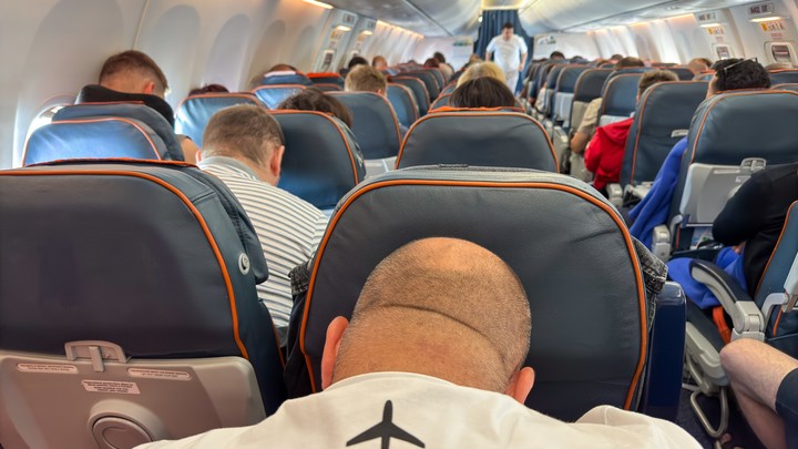 Смотреть противно: Склочная бабуля подняла на уши весь салон. Задела не только соседку по креслу