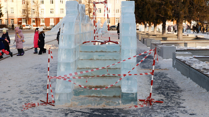 Не ледовый городок, а экстрим-парк!: ребенка увезли на скорой в Челябинской области