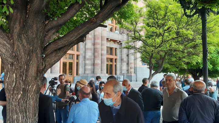 Оппозиция требует освобождения задержанных на протестах в Ереване