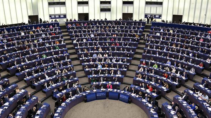 Европарламент потребовал ввести эмбарго на импорт газа, нефти и угля из России
