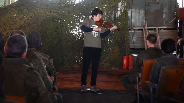 Один из лучших русских скрипачей прибыл на передовую в Донецк