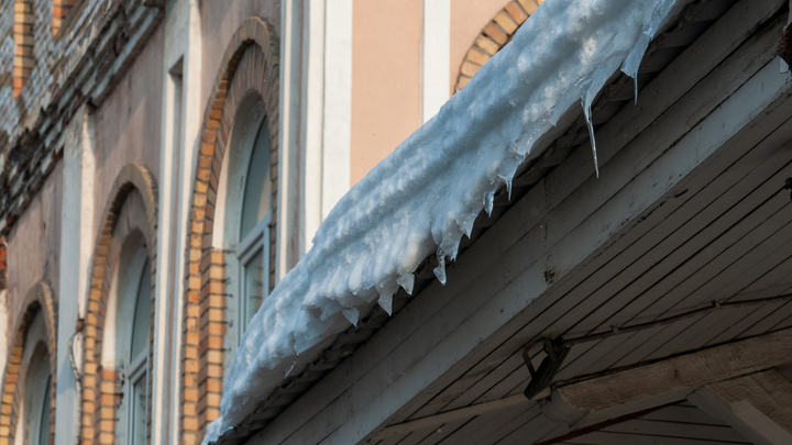 Глыба льда убила мужчину, пришедшего встать на воинский учёт