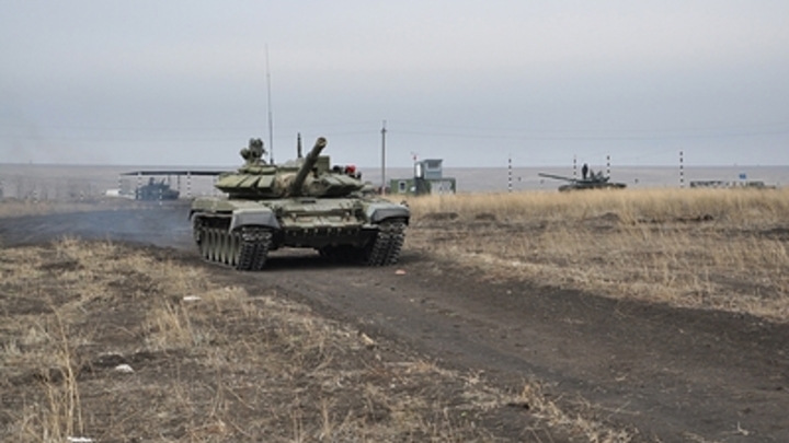Украинский танк в упор расстрелял блокпост военнослужащих ВСУ (Видео)