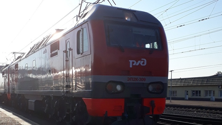 В Ростовской области под колесами поезда погиб 40-летний мужчина