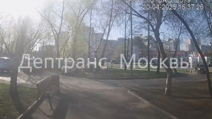 Двое детей на электросамокате влетели в автомобиль в Москве