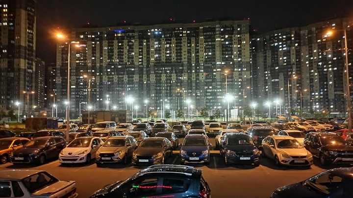 В Петербурге приостановили начисление штрафов за платную парковку
