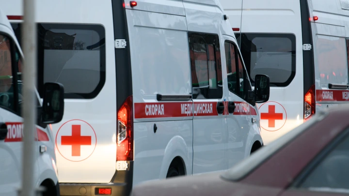 Даже не тормозил: Момент тарана пешеходов Lada Priora на переходе попал на видео