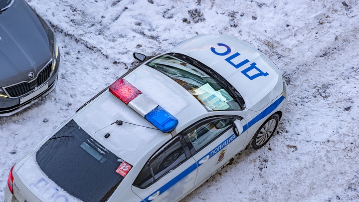 В Самаре на Карла Маркса пьяный полицейский не разъехался со снегоуборщиком и припаркованной машиной