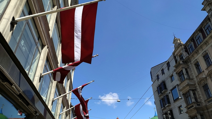 Сказала русское слово - приседай: изверги-воспитатели в Латвии затравили девочку за русский язык