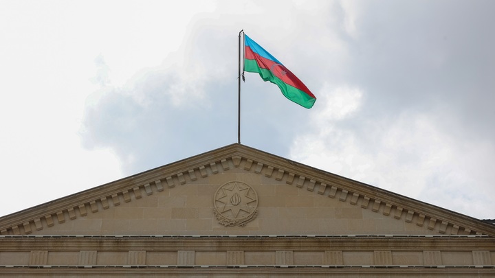 Азербайджан открестился от помощи ВСУ: Мужчина с украинским флагом не имеет отношения к стране