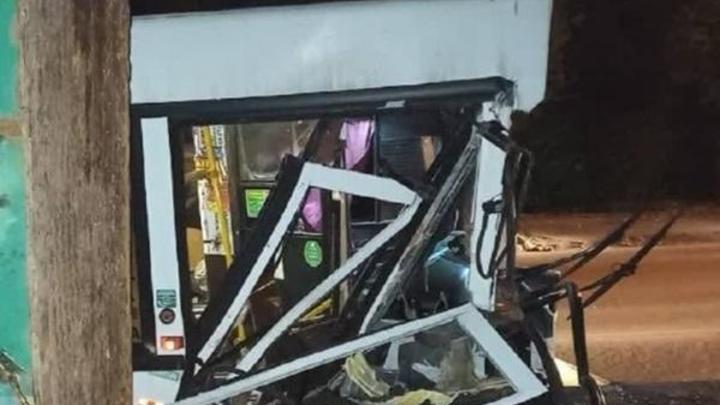 Пассажирский автобус 67-го маршрута врезался в грузовик. Есть пострадавшая