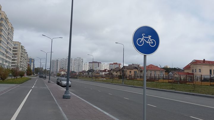 На тротуарах Екатеринбурга перед зимой выделили дорожки для самокатов
