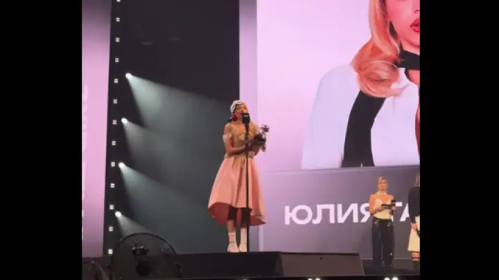 Трюк для фото: Юлия Гаврилина упала на сцене во время награждения
