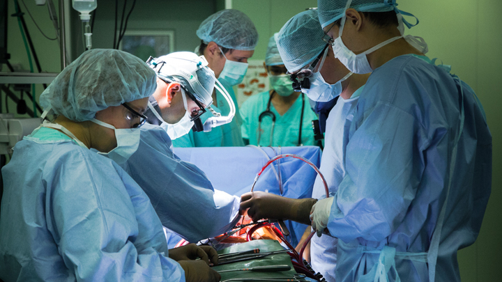 Новосибирские хирурги первыми в России исправили две патологии сердца за одну операцию