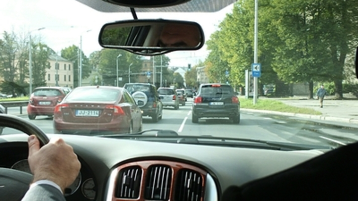 Инспекторы ГИБДД Дона будут наказывать водителей за шторки и сетки в салоне авто