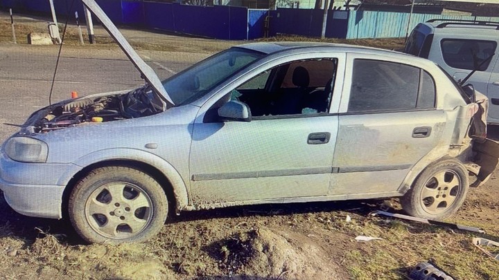 На Кубани тепловоз смял иномарку на железнодорожных путях