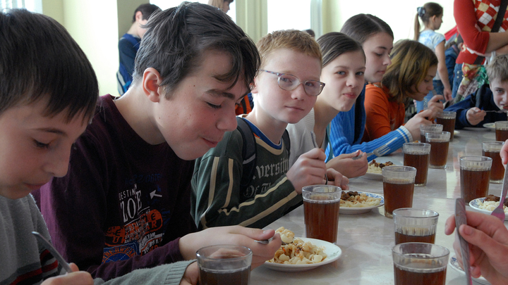 Школьники в Свердловской области стали жаловаться на холодную еду в столовых