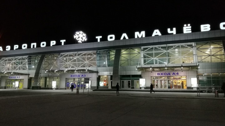 В аэропорту Толмачёво сотни пассажиров не могли получить багаж