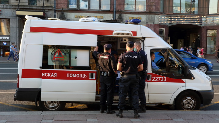 Избил и плюнул в лицо: в Петербурге на пенсионерку напал водитель социального такси