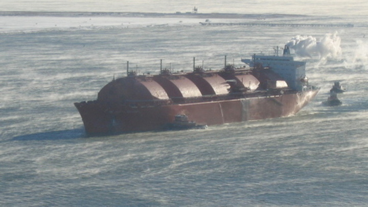 Причал на Сахалине закрыли после тарана танкера-газовоза Grand Elena