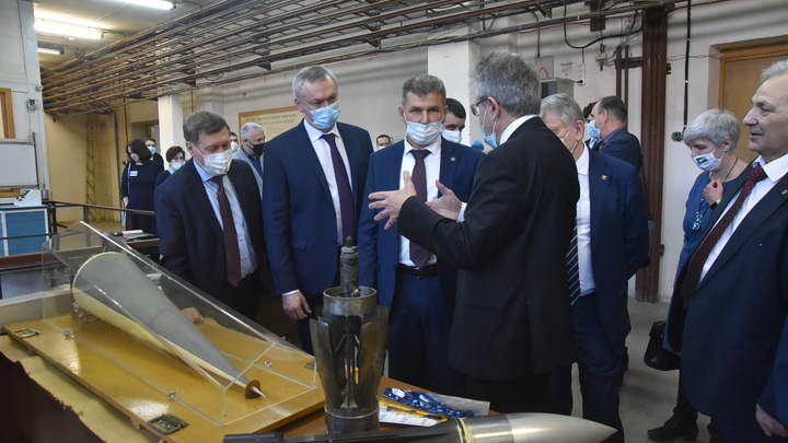 Губернатор Травников и глава РАН ознакомились с реализацией «проектов-стомиллионников»