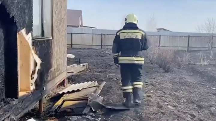 В Копейске ландшафтный пожар добрался до жилого дома