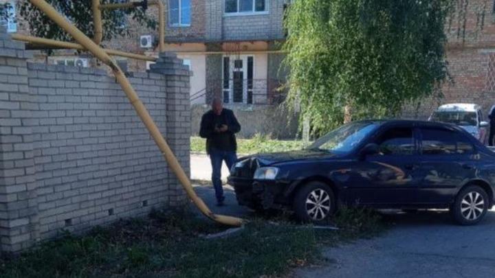 В приграничном городе Гуково Ростовской области мужчина на автомобиле врезался в газовую трубу